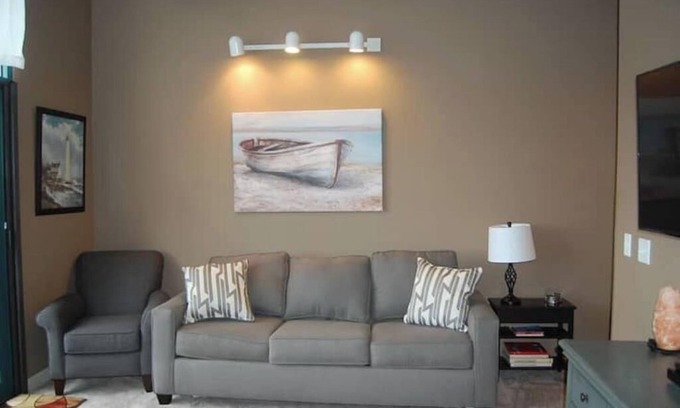 Sandusky Apartment | 2 Bedroom Sunset Condo Close to Cedar Point