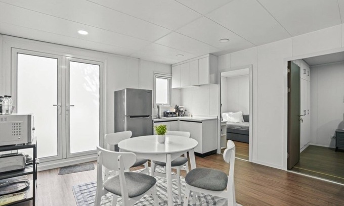 Hollywood House | 2 Bedroom Tiny Farm Home Next to Shul, near Seminole Hard Rock Hotel & Casino! by RedAwning