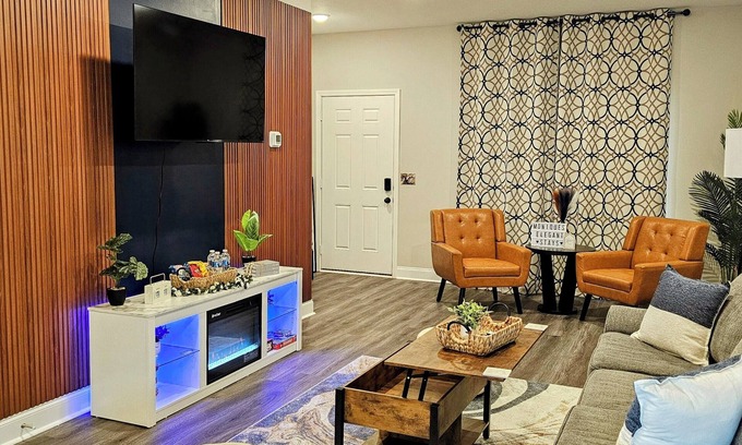 Clarksville House | 2-bedroom townhome with WiFi. Close to Army base and Hwy. 45 mins to Nashville.