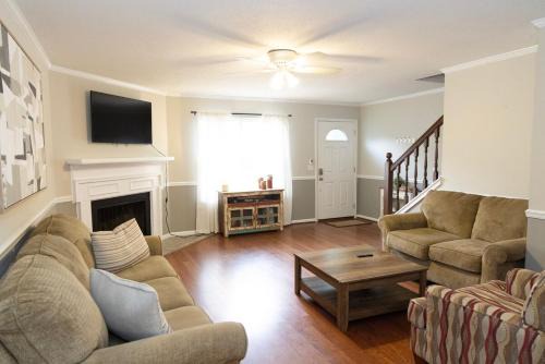 Tuscaloosa House | 2 Bedroom Townhouse Retreat 10 min to UA Stadium