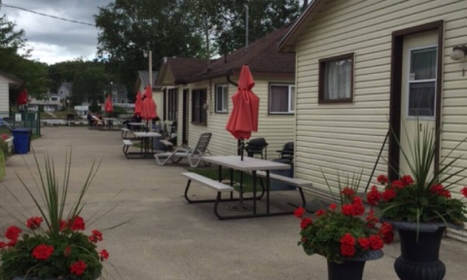 Wasaga Beach Cottage | 2 bedroom Waterfront Cottage in Wasaga - Ash Lane Cottages