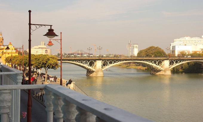 Triana Apartment | 2 bedrooms, 2 bathrooms, river views