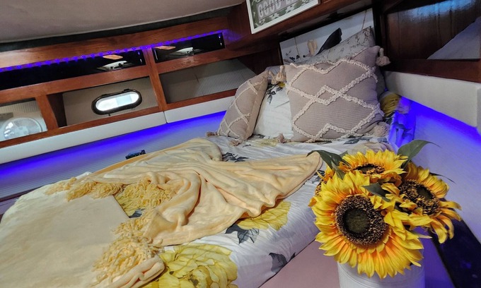 Washington Park Boat Rental | 2 Bedrooms Yacht Rental