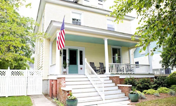 Cape Charles House | 2 Blocks to Beach, Bay Views - Chesapeake Charm