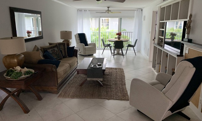 Old Naples Condo | 2 blocks to the beach and Fifth ave in Olde Naples