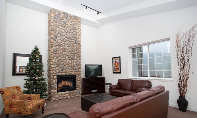 Downtown Leavenworth Apartment | 2 BR/2 BA Condo with Stunning Views from Private Balcony – in Town!