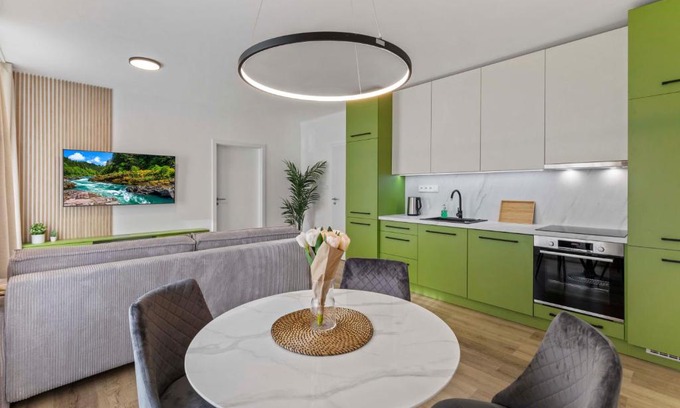 Nivy Apartment | 2 BR Apt Steps to Nivy Station