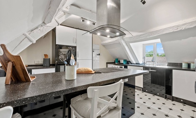Cirencester Apartment | 2-BR Cosy Retreat, Cirencester