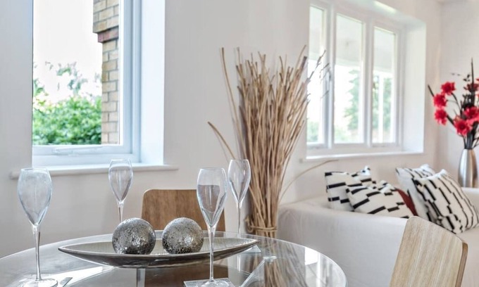 Woolwich Apartment | 2 BR Flat, Dedicated Workspace, Parking, Smart 4KTV