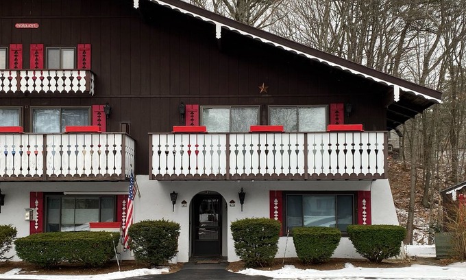 Bartlett Condo | 2 BR plus Loft at Linderhof Country Club! Walk to Storyland! AC, Pool, WiFi!