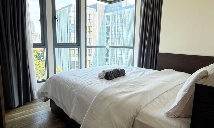 Phra Khanong Apartment | 2 BR Quiet, No Traffic Noise with Pool and Gym