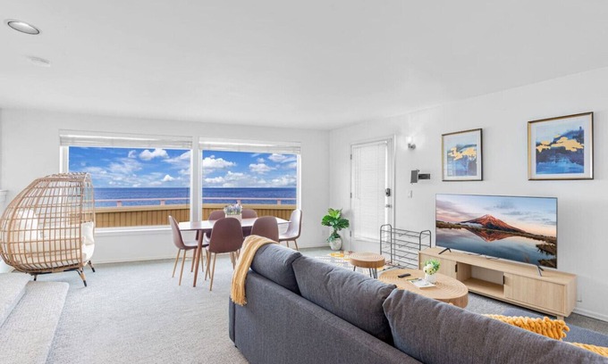 Oak Harbor Apartment | 2 BR Unit w/Mesmerizing Water View @Oak Harbor