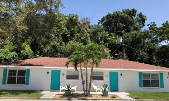 Laurel Villa | 2 BR VILLA SUITE w/queen bed