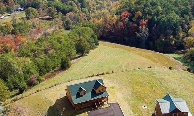 Gatlinburg - Pigeon Forge Cabin | 2 Cabins 24 Guests 7BR Hot Tubs Game Rooms Family Fun in the Smokies