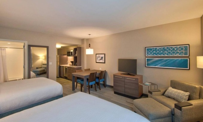 Flagami Hotel | 2 Comfortable Units with Kitchenette, Pool, Free Breakfast & Airport Shuttle