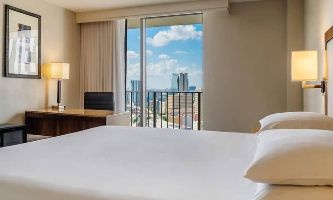 Downtown Miami Hotel | 2 Connecting Suites at a 4⭐️ Hotel