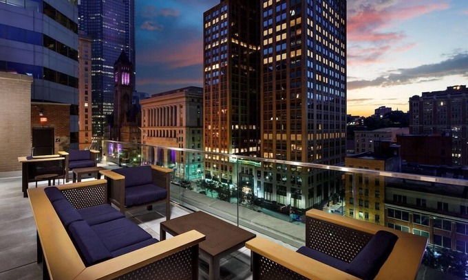 Downtown Pittsburgh Hotel | 2 Connecting Suites at a 4⭐️ Hotel