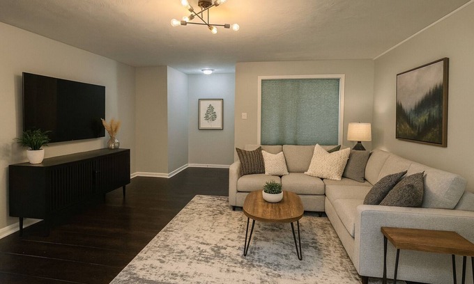 Michigan City House | π 2 cozy bedrooms (1 King & 1 Queen) and 1 bathroom π³ Spacious kitchen stocked for cooking and dining in π Large living room for lounging after a long day. π Garage parking and easy access to town πΆ Dog Friendly with Fully Fenced Ya