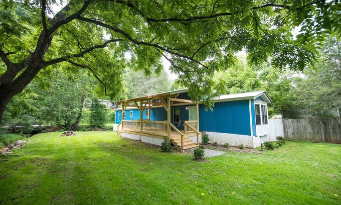 Black Mountain House | 2 Creeks! Great Porch, Just outside Montreat gate!