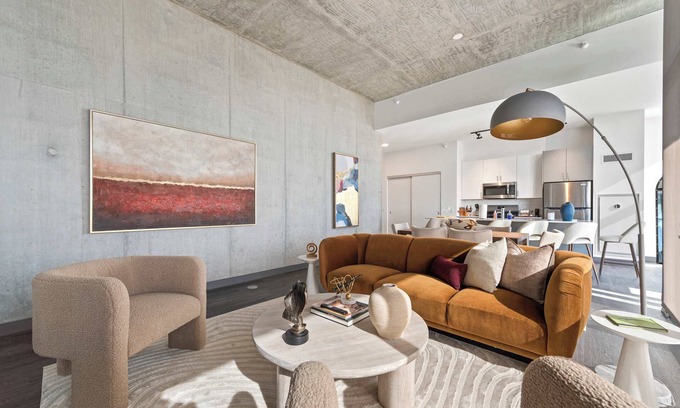 West Loop Apartment | 2 Designer Apts for Group Stays + Top Amenities