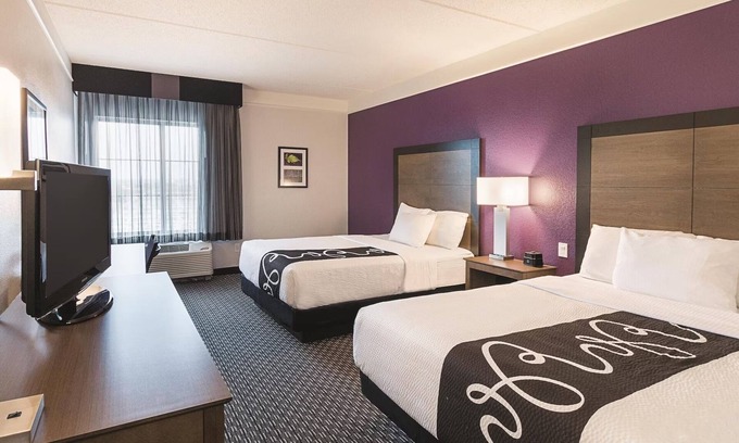 Arlington Hotel | 2 Double Beds, La Quinta Inn, Free Breakfast & Pool Relaxation Near Six Flags