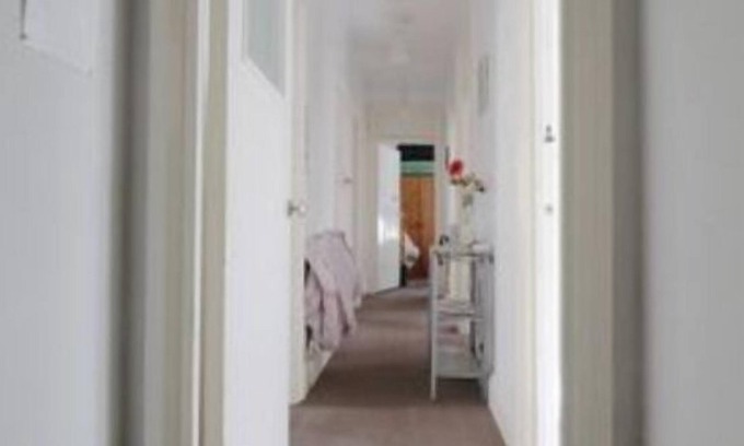 Eastbourne Apartment | 2 Double rooms in spacious flat right next to the sea for some summer fun!