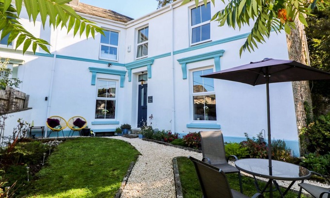 Bodmin Cottage | 2 EMMA PLACE, pet friendly, with open fire in Bodmin