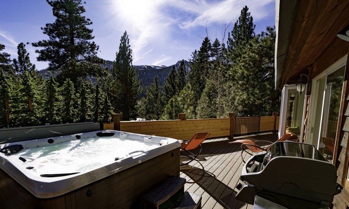 Mammoth Lakes House | 2 FREE ski passes! HUGE private deck & hot tub! PET FRIENDLY!