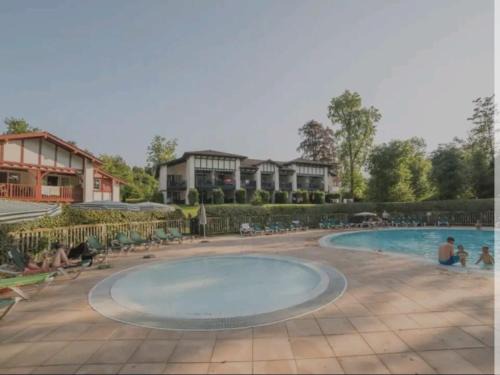Uhart-Cize Apartment | 2- Grand parc arboré à St Jean Pays Basque