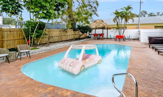 Madeira Beach House | 2 Homes! - 4 MN to Madiera BCH - Hottub - HTD Pool