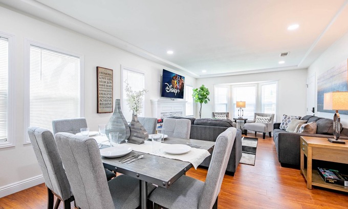 Alhambra House | 2 Homes on One Property, near DTLA 6bd-3ba, btw Disney & Hollywood!