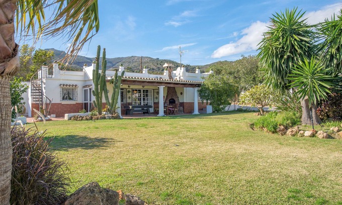 Churriana Villa | 2 houses in the big garden, 4 bedrooms, 2 private kitchens, heated pool