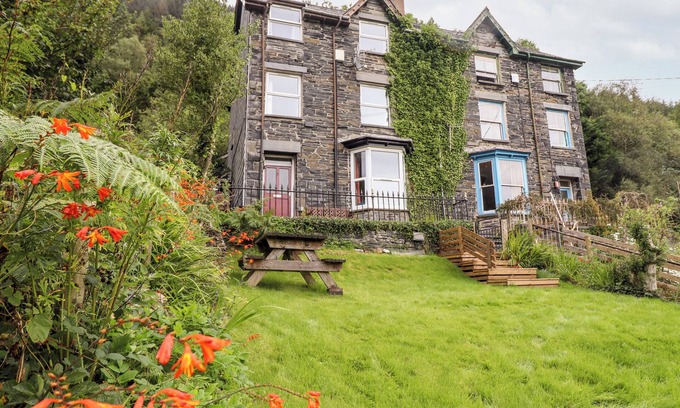Corris Apartment | 2 ISYGRAIG, pet friendly, country holiday cottage in Corris