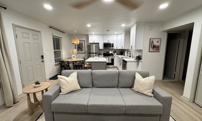 Norfolk - Virginia Beach Apartment | 2 king bed steps to beach - 9