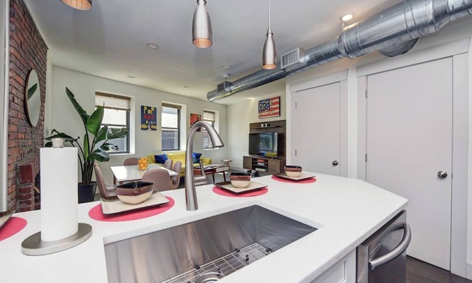 Lawrenceville House | 2 King Beds- Sleeps 16! Vibrant - Parking - Vibrant~ No Steps
