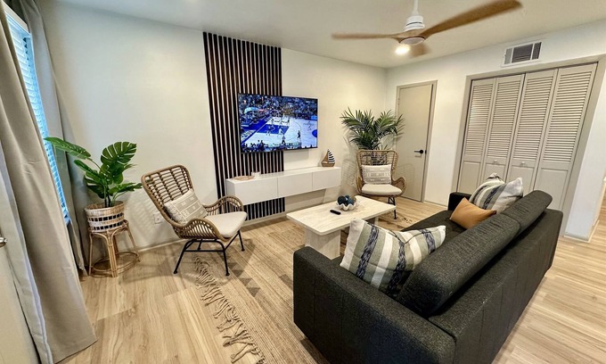 East Ocean View Apartment | 2 King Beds - Top Floor End Unit 10