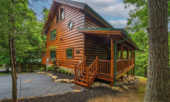 Gatlinburg - Pigeon Forge Cabin | 2 KING suites with 2 sofa beds, fireplace & hot tub BOOK NOW for SPRING!