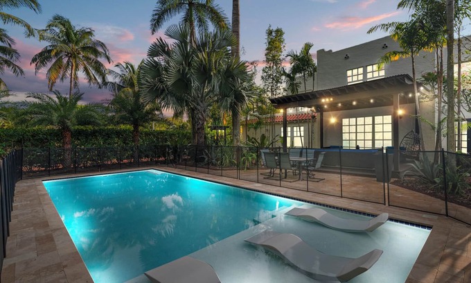 Northboro Park House | 2 Mansions! | Free Pool Heat | Garden & BBQ | Sleeps 22-8 BR