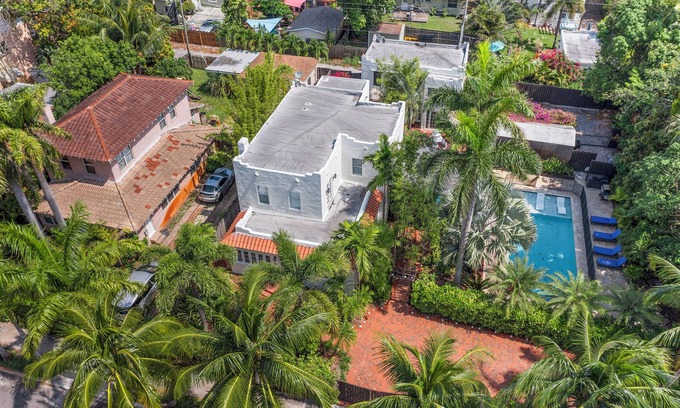 Palm Beach - West Palm Beach Villa | 2 Mansions! with Pool & Garden & BBQ & Sleeps 22 + 8 Bedrooms!