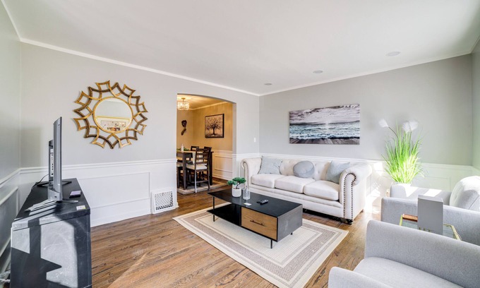 Jeffrey Manor House | 2 Mi to Calumet Park & Beach: Windy City Escape!