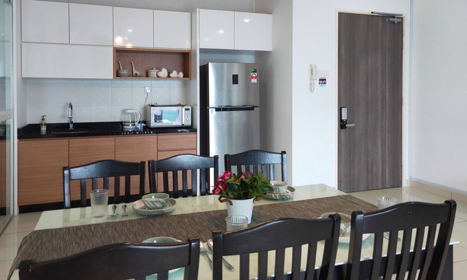 Central District Condo | 2 mins ride to R&F Mall & CIQ [High-floor Seaview]