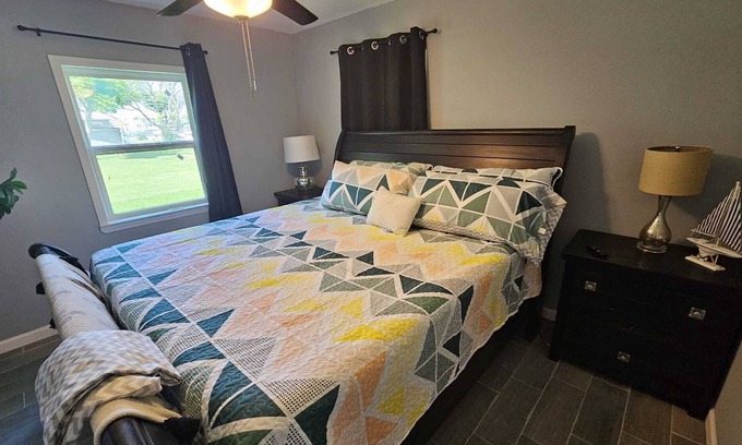 La Porte House | 2 minutes to beach! New family-sized house