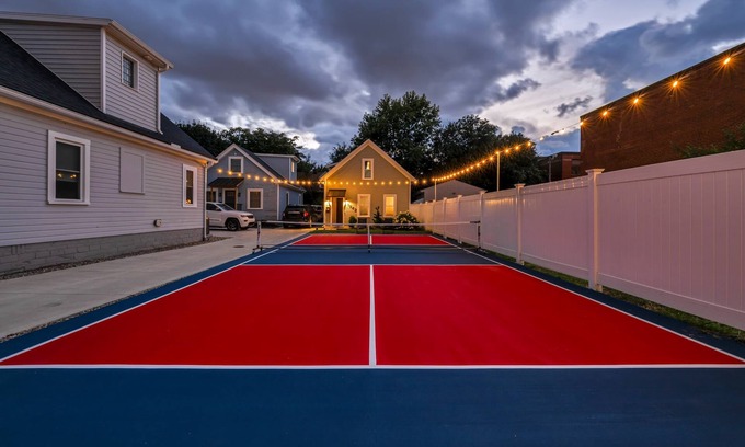 Detroit - Shoreway House | 2 of 3 Houses | Perfect for Groups | Sauna|Hot Tub