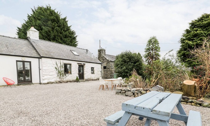 Dyffryn Ardudwy Cottage | 2 PANT HEULOG, pet friendly, with open fire in Dyffryn Ardudwy