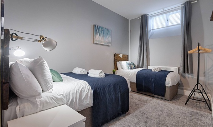Llanelli House | 2 RM Studio, Smart Tv's, close to all amenities