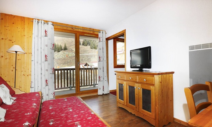 Orcieres-Merlette Apartment | 2-room apartment for 6 people at the foot of the slopes, shops, balcony, swimming pool, WIFI and car park