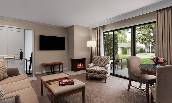 Napa Hotel | 2 Spacious Suites Close to Napa Valley Wine Train! Pool, Onsite Golf Course!