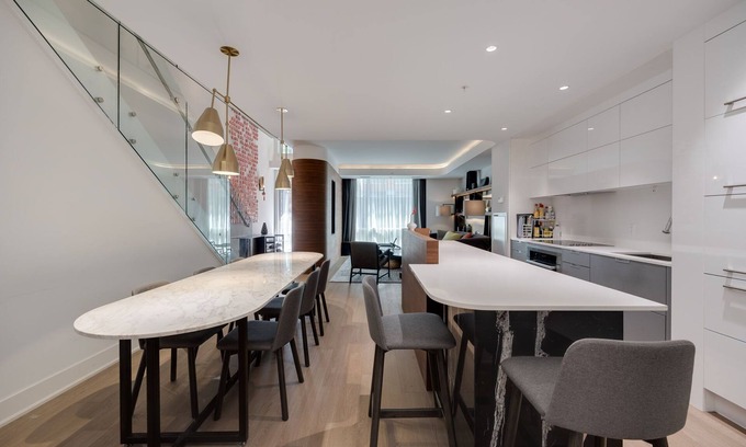 Bay Street Corridor Condo | 2 Story Luxury Townhome In Entertainment District