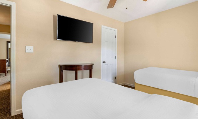 Berkeley Hotel | 2 Units w/Kitchens Perfect for Families, Onsite Pools, Free Parking!