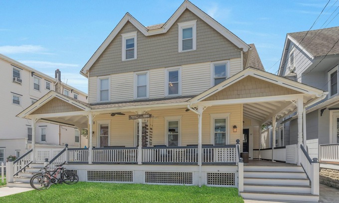 Wall House | 20-22 Grover's Ocean, spacious 10 bedroom home w/central AC, 1 block to beach!